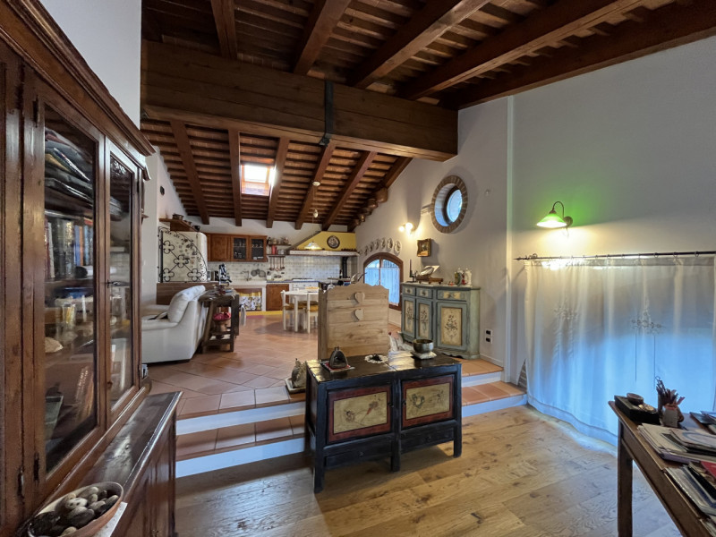 Nel cuore della suggestiva località collinare tra le più ambite di Vicenza, presentiamo due bifam...