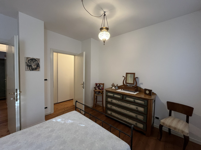 Nel cuore della suggestiva località collinare tra le più ambite di Vicenza, presentiamo due bifam...