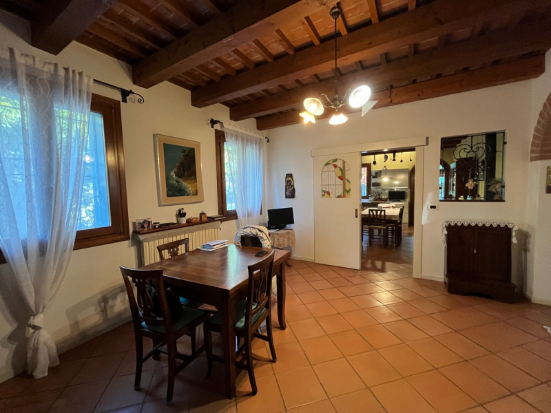 Nel cuore della suggestiva località collinare tra le più ambite di Vicenza, presentiamo due bifam...