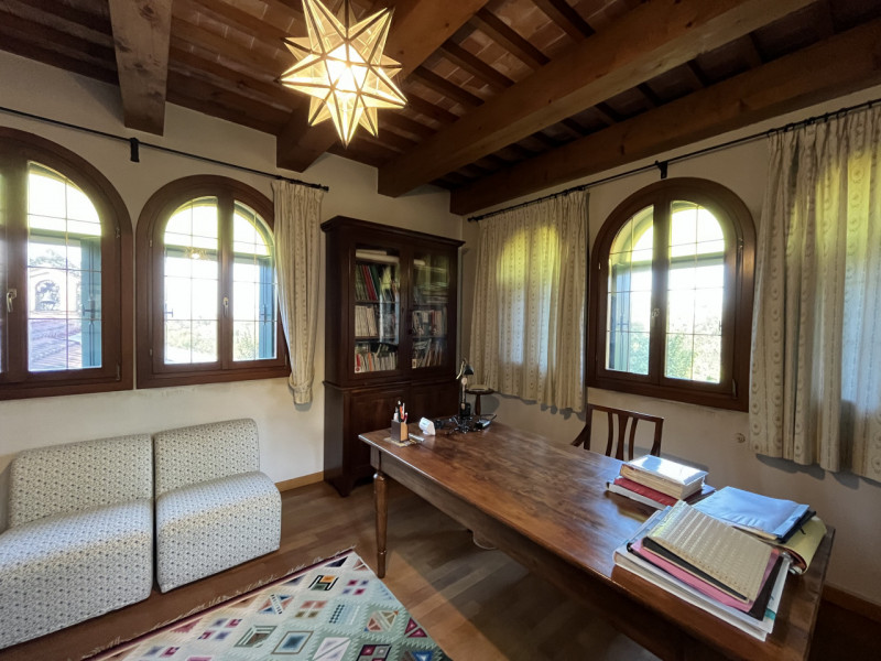 Nel cuore della suggestiva località collinare tra le più ambite di Vicenza, presentiamo due bifam...