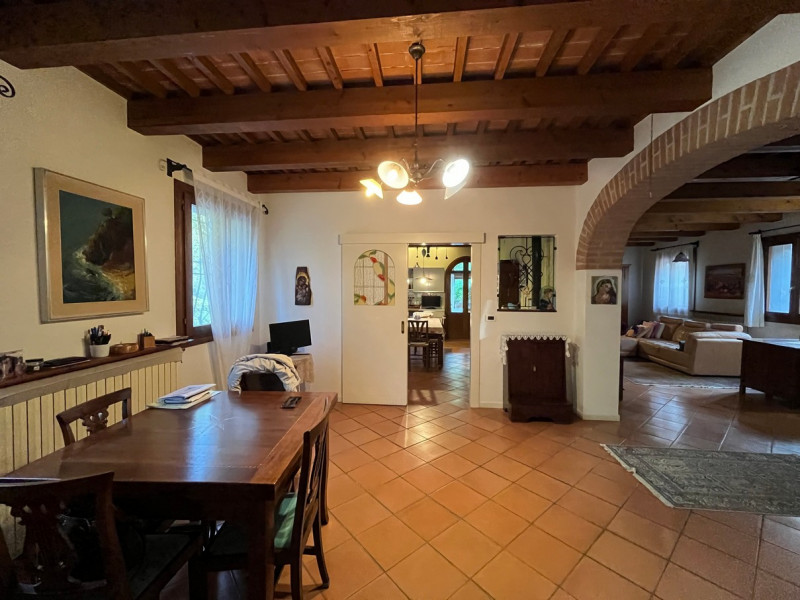 Nel cuore della suggestiva località collinare tra le più ambite di Vicenza, presentiamo due bifam...