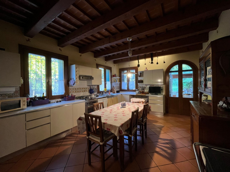 Nel cuore della suggestiva località collinare tra le più ambite di Vicenza, presentiamo due bifam...