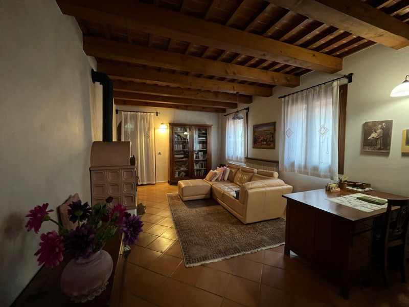 Nel cuore della suggestiva località collinare tra le più ambite di Vicenza, presentiamo un esclus...