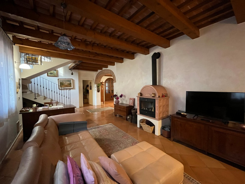 Nel cuore della suggestiva località collinare tra le più ambite di Vicenza, presentiamo un esclus...