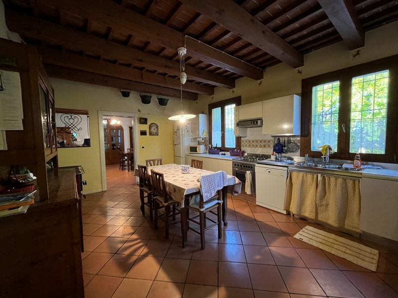 Nel cuore della suggestiva località collinare tra le più ambite di Vicenza, presentiamo due bifam...