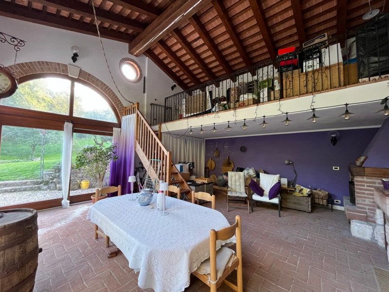 Nel cuore della suggestiva località collinare tra le più ambite di Vicenza, presentiamo un esclus...