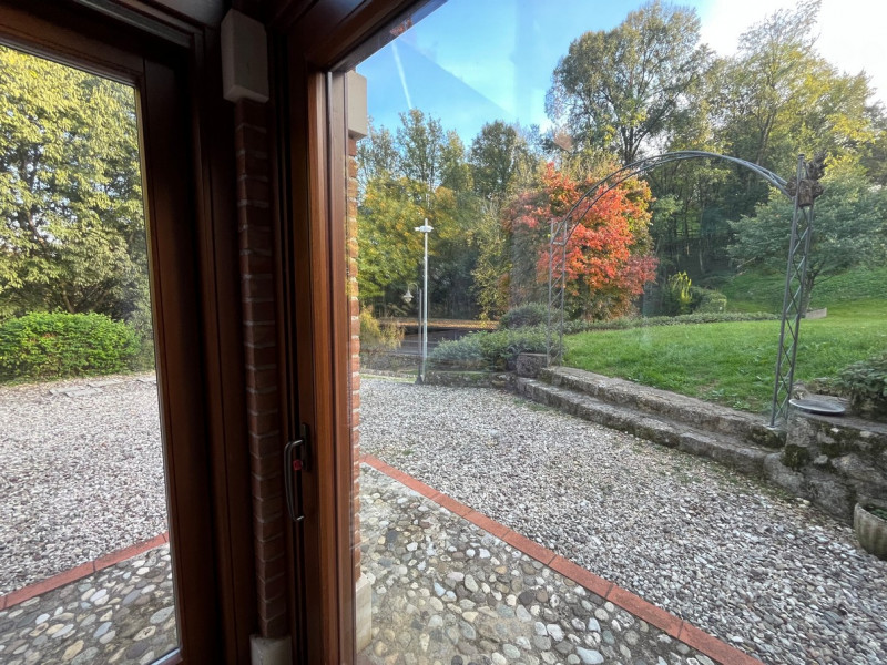 Nel cuore della suggestiva località collinare tra le più ambite di Vicenza, presentiamo due bifam...