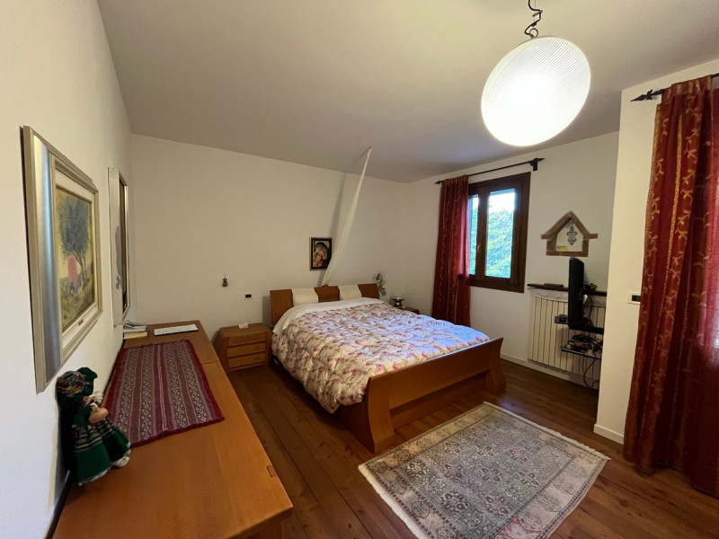 Nel cuore della suggestiva località collinare tra le più ambite di Vicenza, presentiamo un esclus...