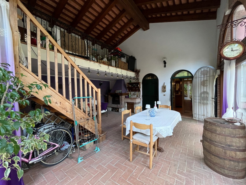 Nel cuore della suggestiva località collinare tra le più ambite di Vicenza, presentiamo due bifam...