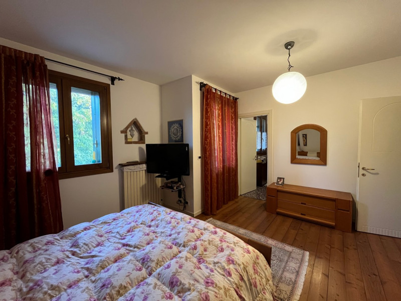 Nel cuore della suggestiva località collinare tra le più ambite di Vicenza, presentiamo due bifam...