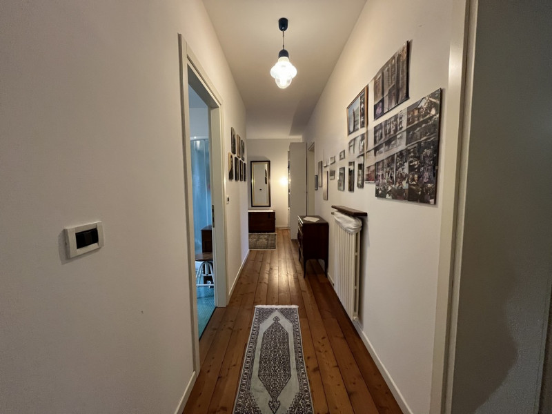 Nel cuore della suggestiva località collinare tra le più ambite di Vicenza, presentiamo due bifam...