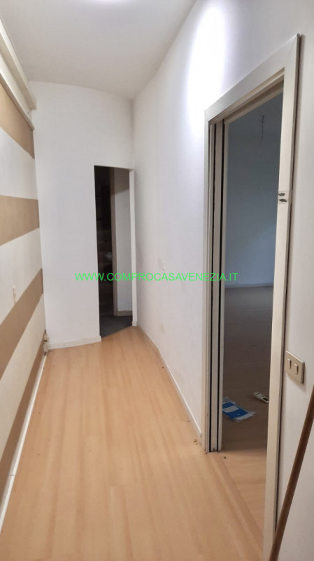 Se stai cercando un'opportunità commerciale unica, questo negozio di 80 mq situato nel centro di ...