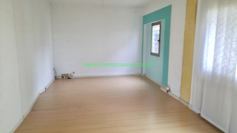 Se stai cercando un'opportunità commerciale unica, questo negozio di 80 mq situato nel centro di ...