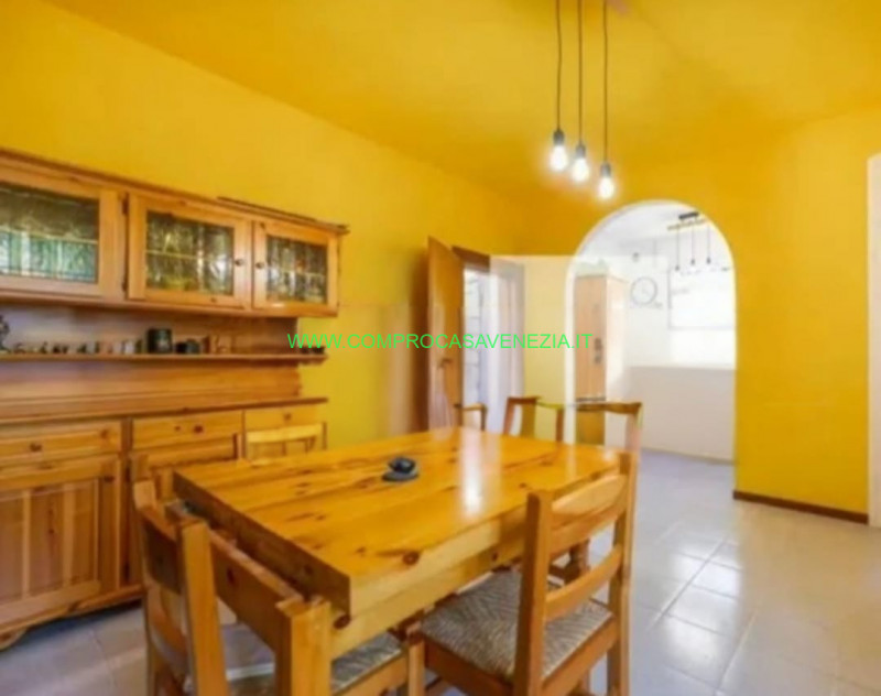 Proponiamo in vendita  bifamiliare situata a  Casale sul Sile. Con una superficie totale di circa...