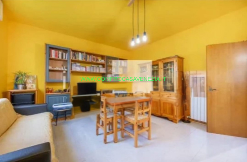 Proponiamo in vendita  bifamiliare situata a  Casale sul Sile. Con una superficie totale di circa...