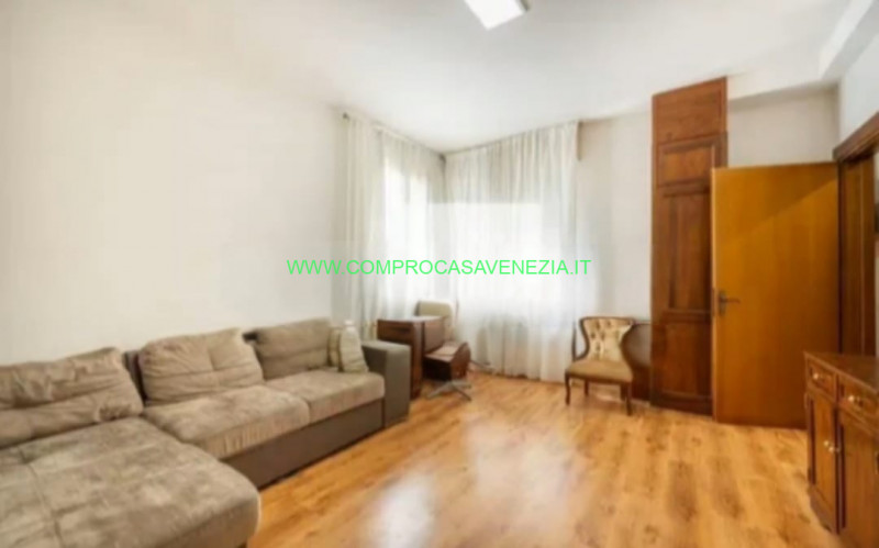 Proponiamo in vendita  bifamiliare situata a  Casale sul Sile. Con una superficie totale di circa...