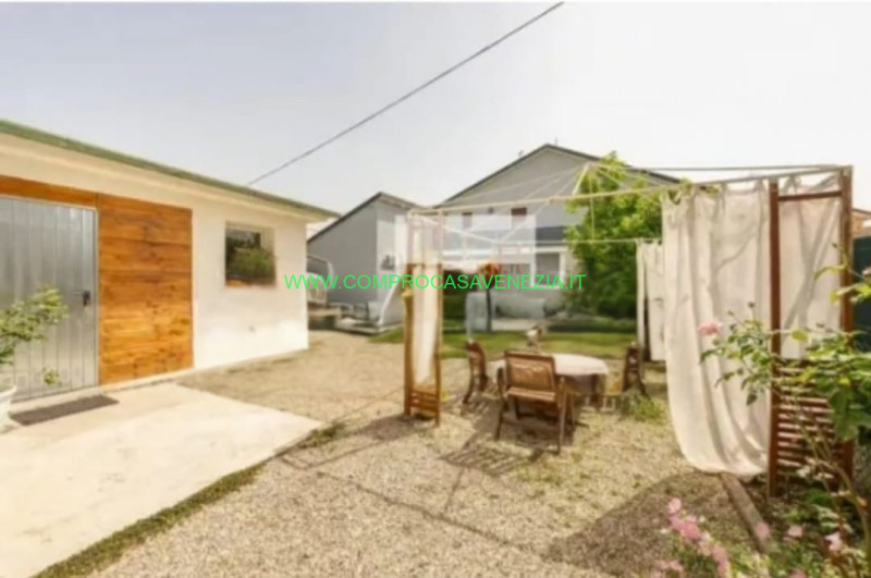 Proponiamo in vendita  bifamiliare situata a  Casale sul Sile. Con una superficie totale di circa...