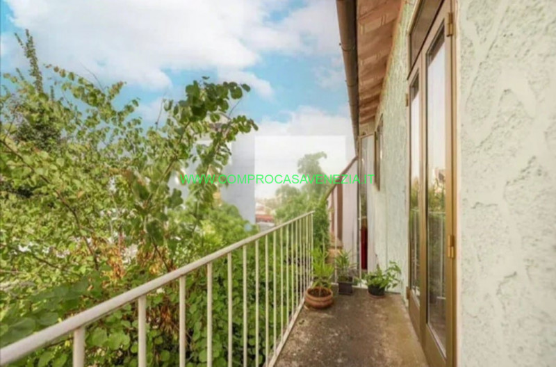 Proponiamo in vendita  bifamiliare situata a  Casale sul Sile. Con una superficie totale di circa...