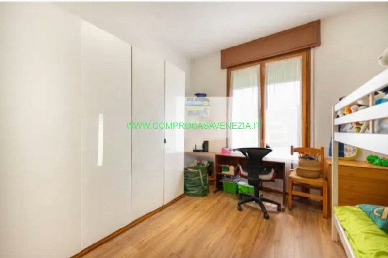 Proponiamo in vendita  bifamiliare situata a  Casale sul Sile. Con una superficie totale di circa...