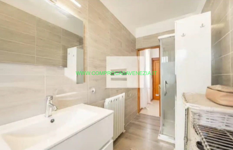 Proponiamo in vendita  bifamiliare situata a  Casale sul Sile. Con una superficie totale di circa...