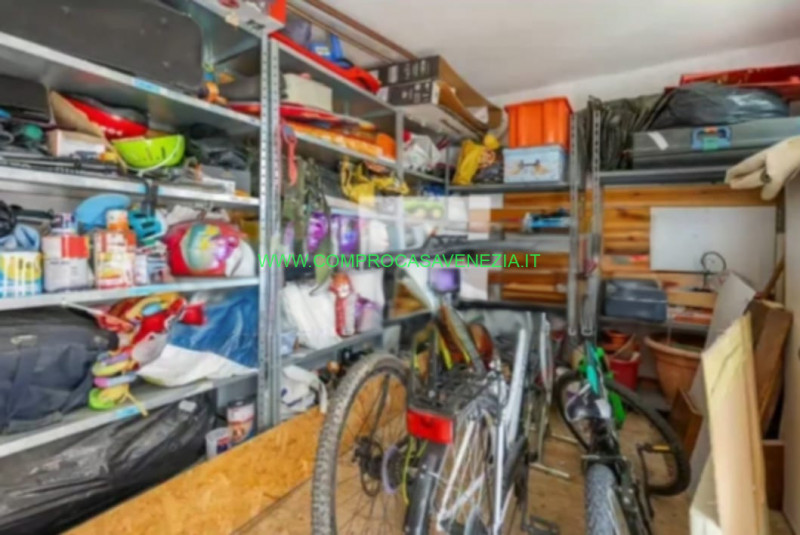 Proponiamo in vendita  bifamiliare situata a  Casale sul Sile. Con una superficie totale di circa...