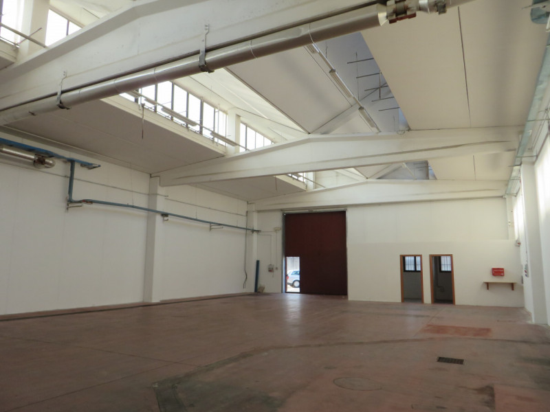 SCHIO - Z.I: CAPANNONE INDUSTRIALE di mq 1.000 circa H 6,00 mt con impianti, con terreno esterno ...