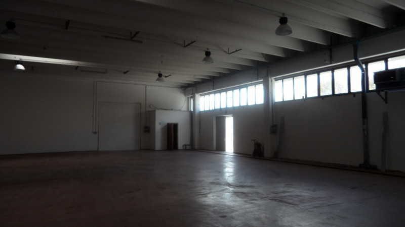 SCHIO - Z.I: CAPANNONE INDUSTRIALE di mq 1.000 circa H 6,00 mt con impianti, con terreno esterno ...