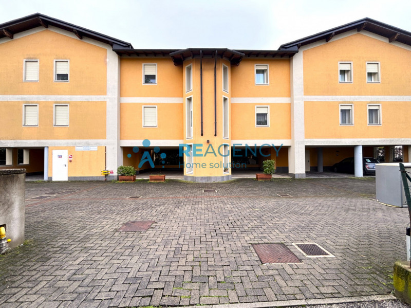 Situato in una tranquilla strada privata chiusa a Caldogno, proponiamo in vendita un elegante app...