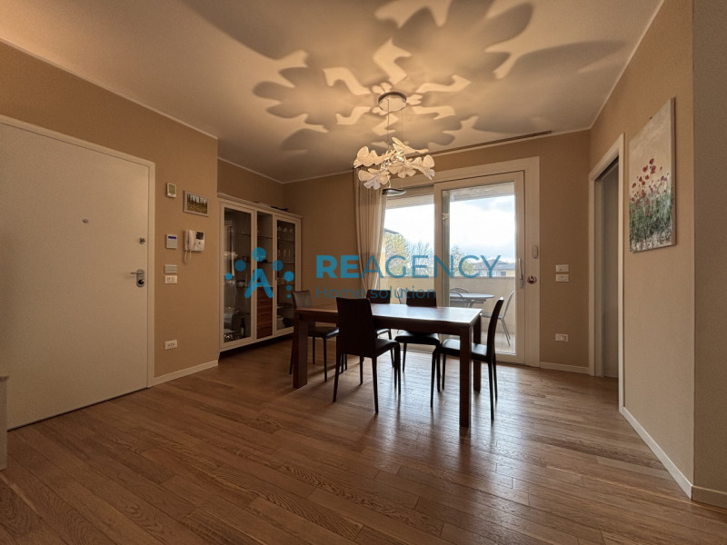 Situato in una tranquilla strada privata chiusa a Caldogno, proponiamo in vendita un elegante app...