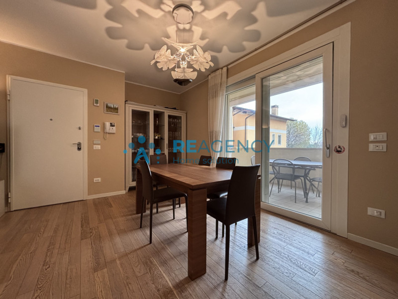 Situato in una tranquilla strada privata chiusa a Caldogno, proponiamo in vendita un elegante app...