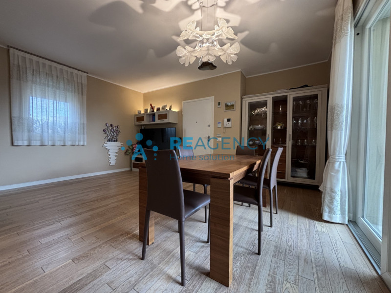 Situato in una tranquilla strada privata chiusa a Caldogno, proponiamo in vendita un elegante app...