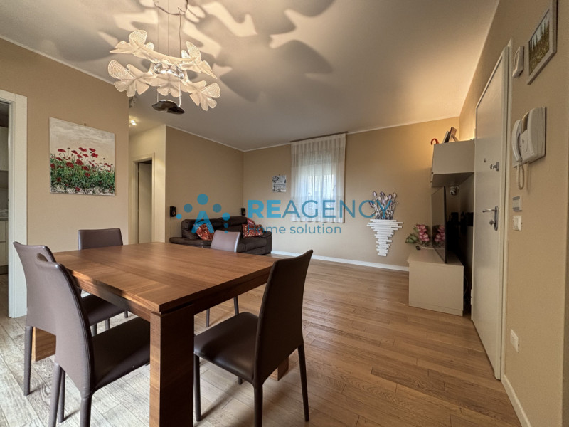 Situato in una tranquilla strada privata chiusa a Caldogno, proponiamo in vendita un elegante app...