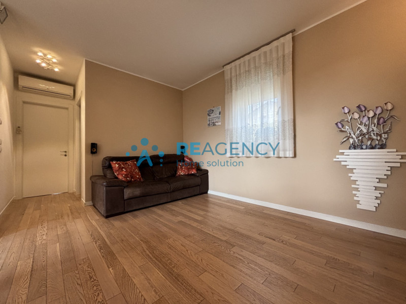 Situato in una tranquilla strada privata chiusa a Caldogno, proponiamo in vendita un elegante app...