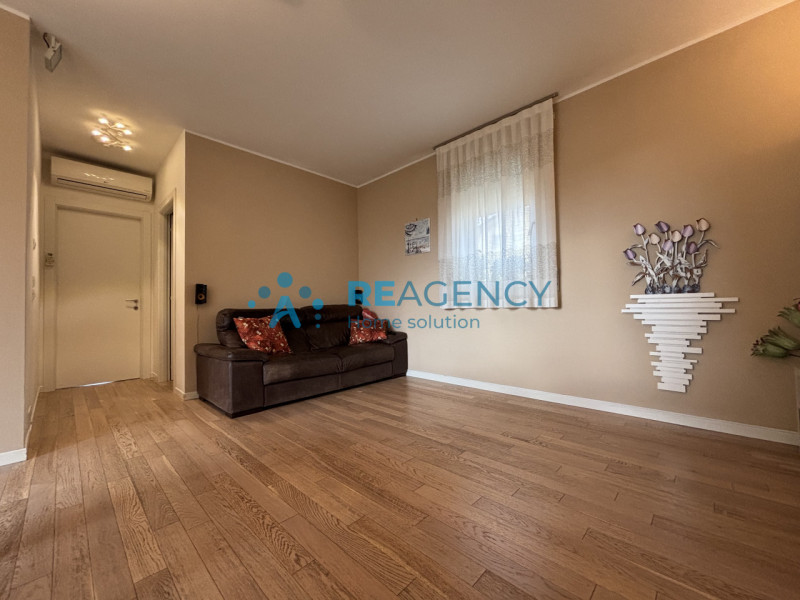 Situato in una tranquilla strada privata chiusa a Caldogno, proponiamo in vendita un elegante app...