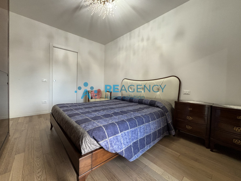 Situato in una tranquilla strada privata chiusa a Caldogno, proponiamo in vendita un elegante app...