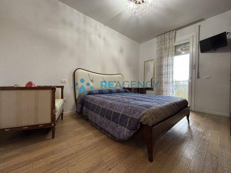 Situato in una tranquilla strada privata chiusa a Caldogno, proponiamo in vendita un elegante app...