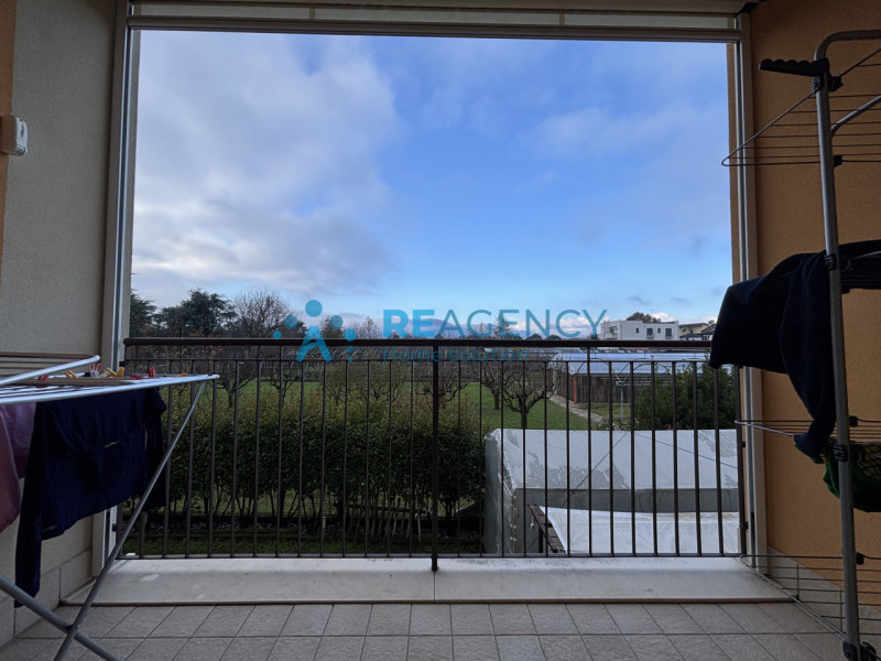 Situato in una tranquilla strada privata chiusa a Caldogno, proponiamo in vendita un elegante app...