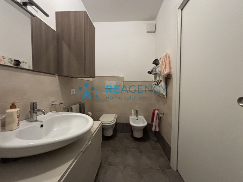 Situato in una tranquilla strada privata chiusa a Caldogno, proponiamo in vendita un elegante app...