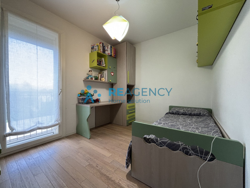 Situato in una tranquilla strada privata chiusa a Caldogno, proponiamo in vendita un elegante app...