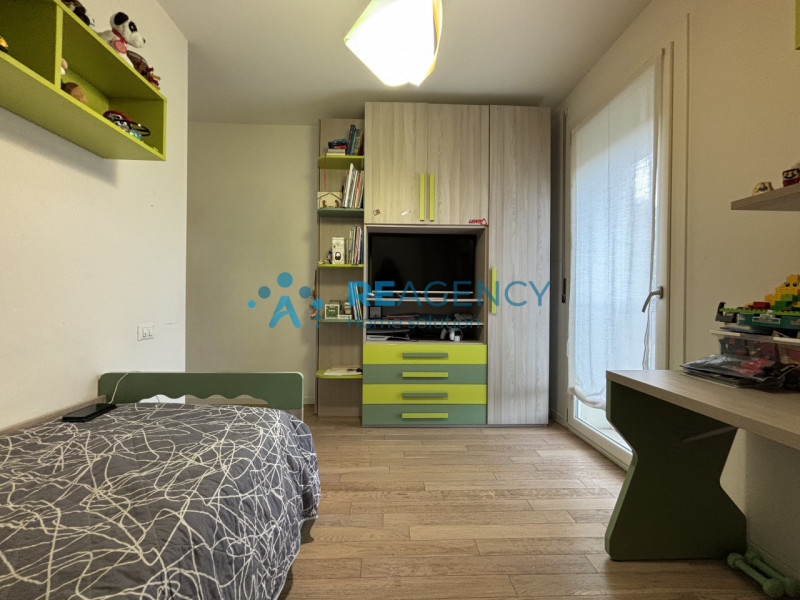 Situato in una tranquilla strada privata chiusa a Caldogno, proponiamo in vendita un elegante app...