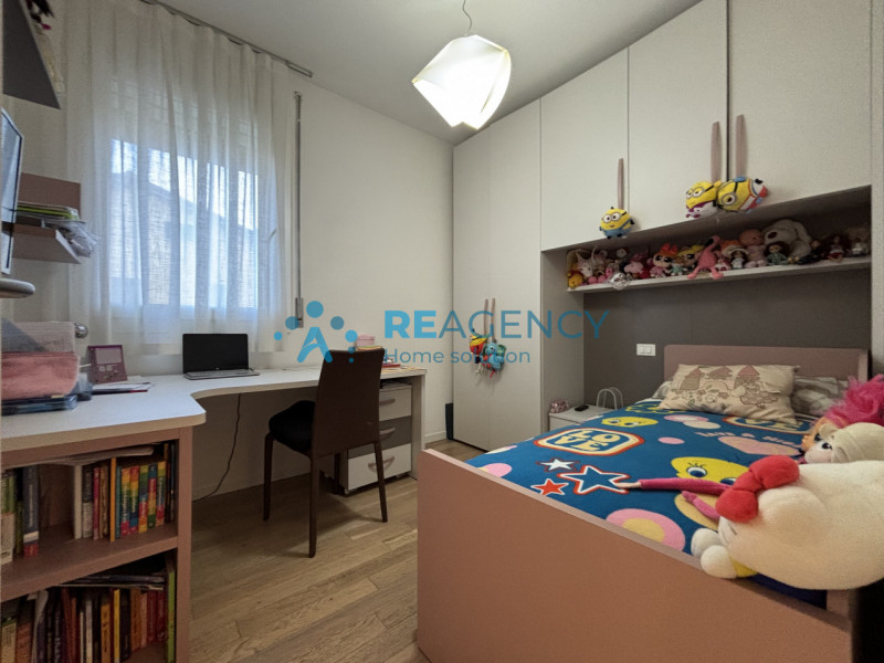 Situato in una tranquilla strada privata chiusa a Caldogno, proponiamo in vendita un elegante app...