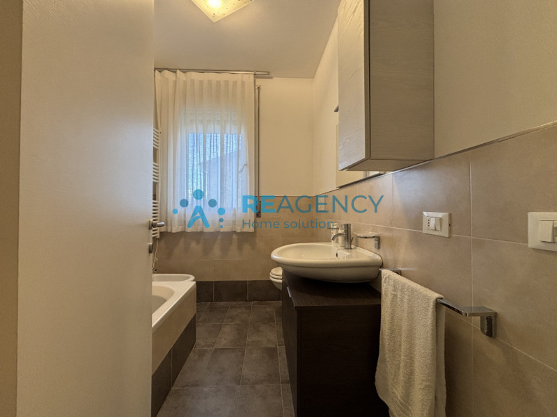 Situato in una tranquilla strada privata chiusa a Caldogno, proponiamo in vendita un elegante app...