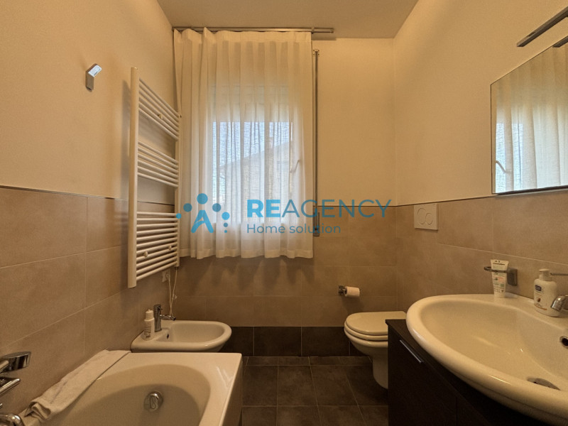 Situato in una tranquilla strada privata chiusa a Caldogno, proponiamo in vendita un elegante app...