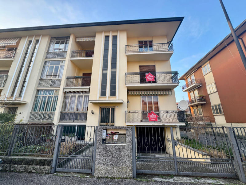 COMPOSIZIONE:
Proponiamo in affitto un appartamento da arredare, ideale per chi desidera personal...