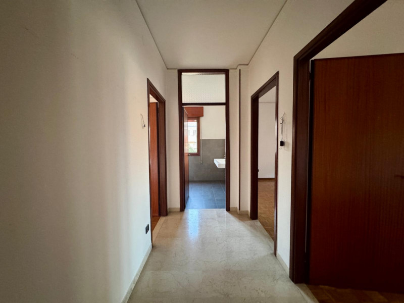 COMPOSIZIONE:
Proponiamo in affitto un appartamento da arredare, ideale per chi desidera personal...