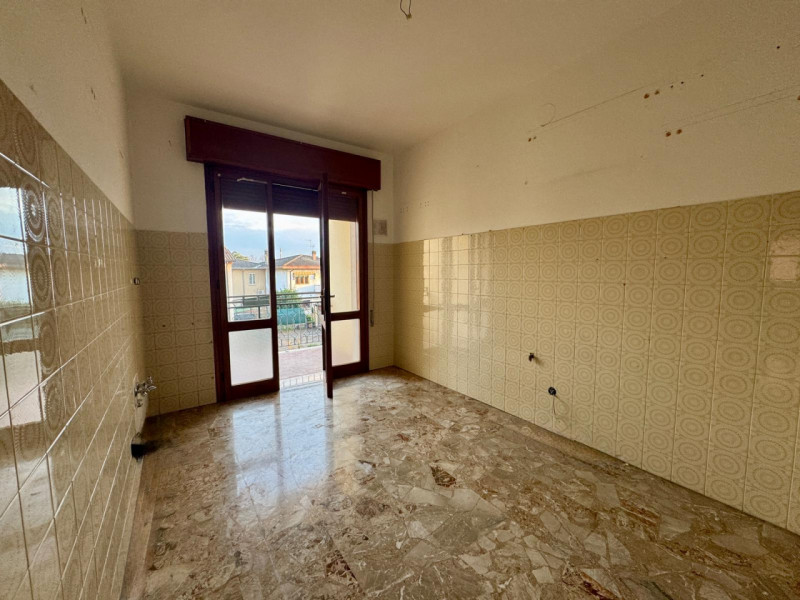 COMPOSIZIONE:
Proponiamo in affitto un appartamento da arredare, ideale per chi desidera personal...