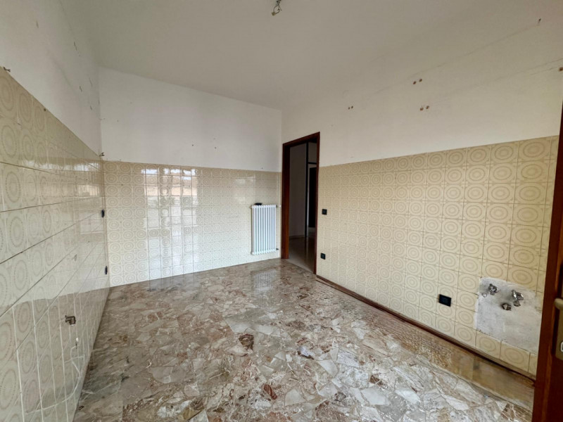 COMPOSIZIONE:
Proponiamo in affitto un appartamento da arredare, ideale per chi desidera personal...