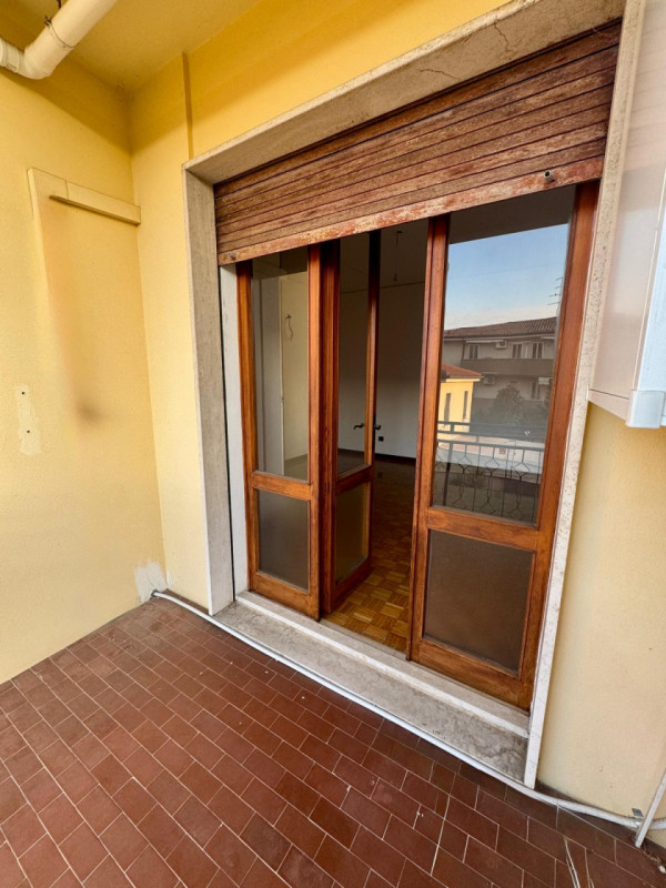 COMPOSIZIONE:
Proponiamo in affitto un appartamento da arredare, ideale per chi desidera personal...