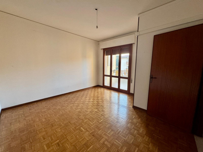 COMPOSIZIONE:
Proponiamo in affitto un appartamento da arredare, ideale per chi desidera personal...