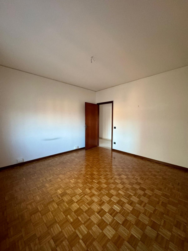 COMPOSIZIONE:
Proponiamo in affitto un appartamento da arredare, ideale per chi desidera personal...